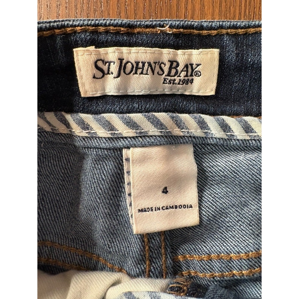 St Johns Bay Ladies Denim Shorts Size 4 Classic Cotton Blend Dark Stone Wash - Picture 2 of 12